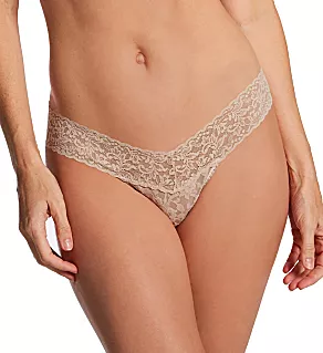 Signature Lace Low Rise Thong Chai O/S