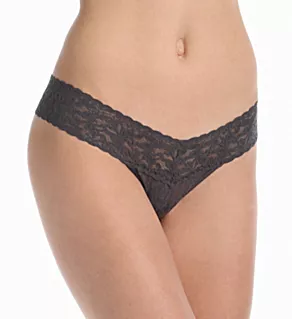 Signature Lace Low Rise Thong Granite O/S