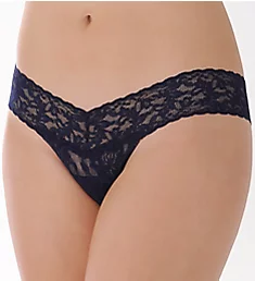 Signature Lace Low Rise Thong Navy O/S
