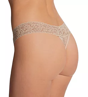 Signature Lace Low Rise Thong Chai O/S